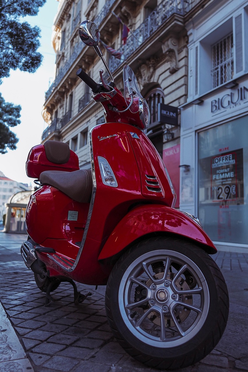 vespa, scooter, motorcycle, bicycle, vehicle, road, park, scooter, scooter, scooter, scooter, scooter, motorcycle, motorcycle, motorcycle